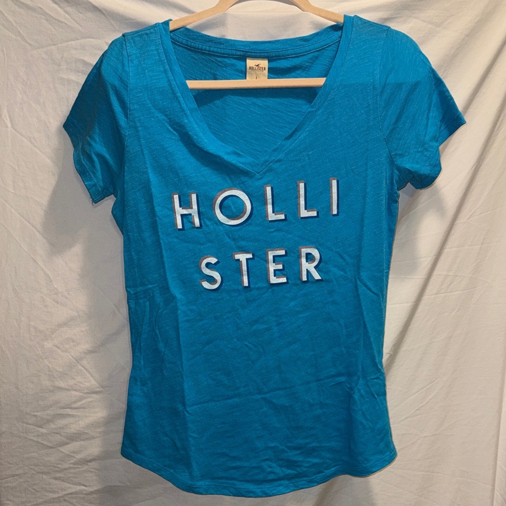 Hollister Women's Blue V-Neck Tee